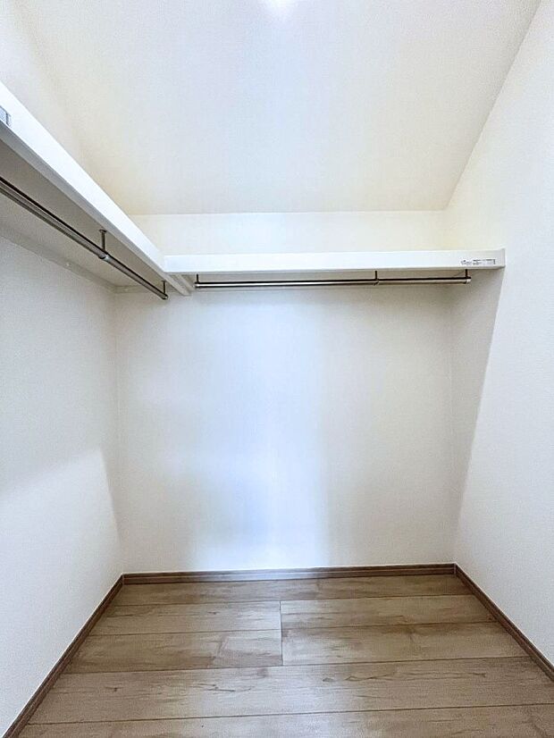 ◆B号棟◆~Walk-in Closet~ たくさんの洋服をかけてもシワになりにくいウォークインクローゼット。洋服以外にも、普段使わない家電やスーツケース、ストック品など何でも片付く嬉しい空間です。