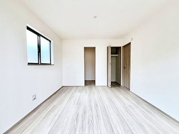 ~Bed Room~ 全居室には収納クローゼットを完備!普段使いのお洋服や小物はもちろん、季節物のお洋服などもしっかりと整理整頓おしまい頂けます。 居室空間を広く使用できますね。