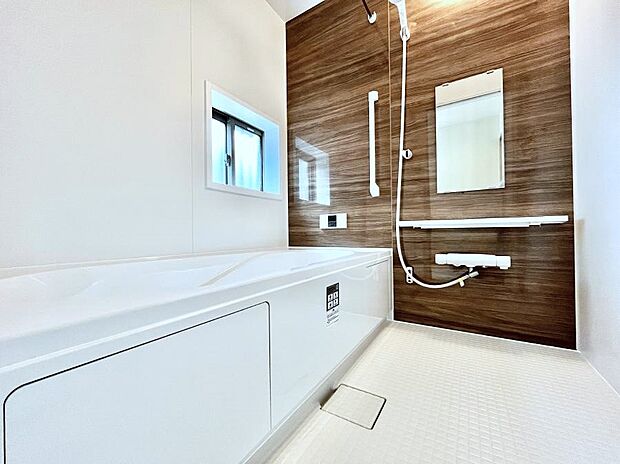 ~Bath Room~ 落ち着いた雰囲気の浴室で明日に向けてリフレッシュ。浴室乾燥機能も付いているので隣の洗濯機置き場で洗い上がった洗濯物を、雨の日も天気を気にせず乾燥させることも可能です。