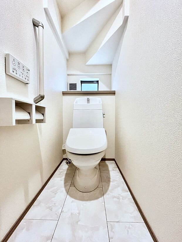 ~Toilet~ 綺麗・スッキリ・快適なウォシュレット付トイレでくつろげる空間です。1、2階共にトイレスペース!採光もあり明るく、快適空間となっております♪毎日使う場所だからこその配慮です!
