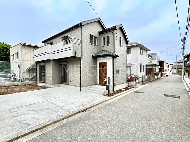 ～Exterior～　前面道路：東 5m 公道　前面道路は閑静な住宅地をはしる車通りの少ない道路。駐車の出し入れもらくらくです！ご不明点・現地見学のご希望は、お気軽にお問い合わせください！