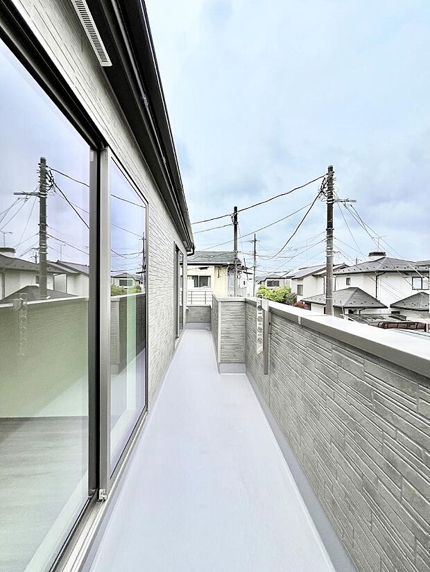 ~Balcony~ バルコニーは温かい陽がさしこみ、お布団や洗濯物を気持ちよく干すことができます。 使いやすく開放的なバルコニーです♪陽ざしがたっぷり降り注ぐ、バルコニー付き住まい。