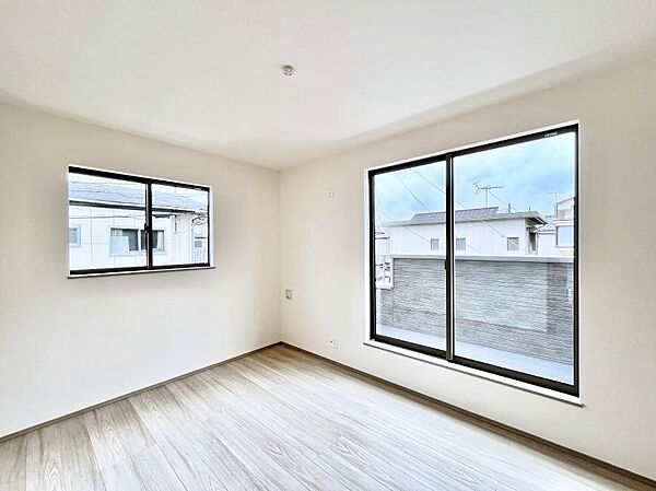 ～Bed Room～　2面採光を確保した明るい室内は、風通しも良く、大変居心地の良い空間となっております。爽やかな風を感じて起きる朝は、快適生活の始まりに！日当たりや通風がとても良い住まい♪