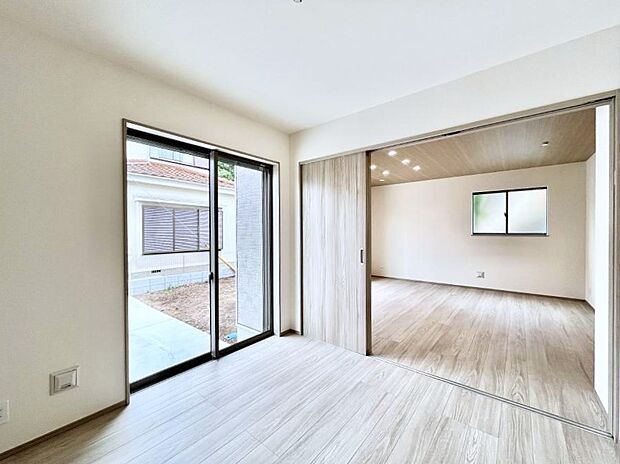 ~Bed Room~ 部屋数が多いのが戸建てのメリットです。ご家族が増えたことで手狭に感じていた住まいも戸建てでは各居室プライバシーを保つことができます。住まいにゆとりが生まれ心もリラックスできます♪