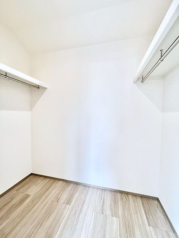 ~Walk-in Closet~ 必要なものやコーディネートを一覧して確認でき、身支度や準備が短時間で済むウォークインクローゼットを設置しました。家の中をすっきりとさせる便利な収納スペースです。