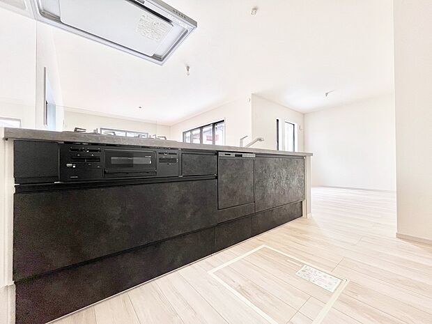 ~Kitchen~ 会話が弾むリビング、料理が愉しくなるキッチン。家は、ただ生活する場ではなく、暮らしを愉しく、快適にする場所。笑顔の毎日、安らぎの日々のために、最新の設備・仕様を採用。