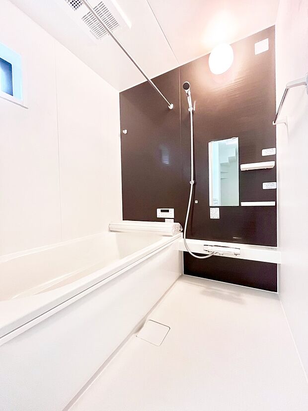 ~Bath Room~ ゆったりと足を伸ばして入浴することが可能!一日の疲れを癒す貴重なバスタイムです。お子様とご一緒でも十分な広さなので、リビングとは違った家族団欒のひと時をお楽しみいただけます。