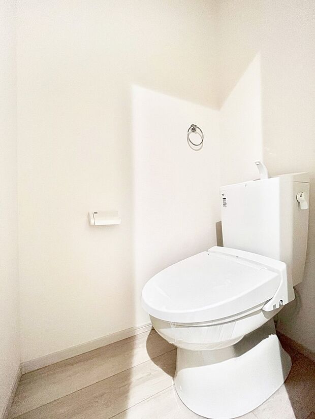 明るく清潔感のあるトイレです。