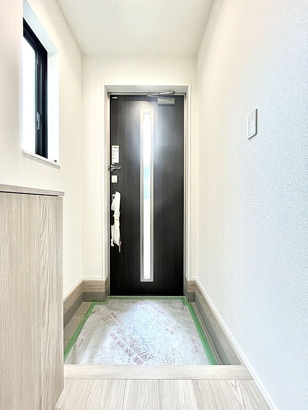 ◆C号棟◆~Entrance~ 玄関は家の顔といわれますが我が家のセンスをさりげなく感じさせる魅力ある玄関造りも楽しみの一つ。帰宅する度に家族がほっとできる心地よい空間造りも大切ですね♪
