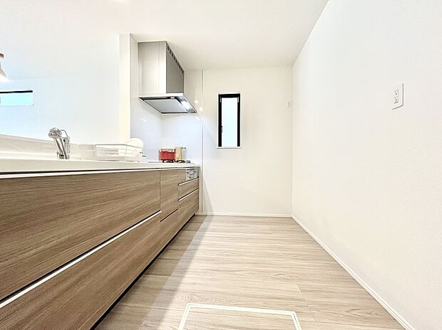 ◆C号棟◆~Kitchen~ 自然光が入る窓のあるキッチン☆毎日使う場所だからこそ、使い勝手を考慮しました。ゆったりとしたキッチンコーナーは質感豊かな仕上がりとなっております。