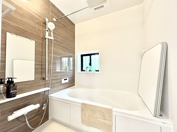 ◆C号棟◆~Bath Room~ 窓付きのバスルームは、採光もあり明るく気持ちの良い空間です。窓があることで、換気環境も良好。ゆったり寛げるバスルームで、毎日のバスタイムが楽しみになりそうです。