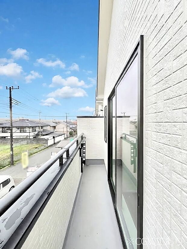 ◆C号棟◆~Balcony~ 南向きのバルコニーの前には雲以外に太陽を遮るものがありません。お洗濯物も乾きやすく、何より明るく気持ちのいい光が入ってきます。家族全員分の洗濯物も一気に干せます。