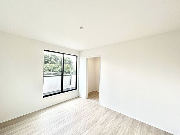 ◆C号棟◆~Bed Room~ 「今日も一日お疲れ様」とご夫婦でゆったりくつろげる寝室。 毎日の家事やお仕事に疲れた日はフカフカのベットで癒されてください。本棚をおいても快適な広さが自慢♪