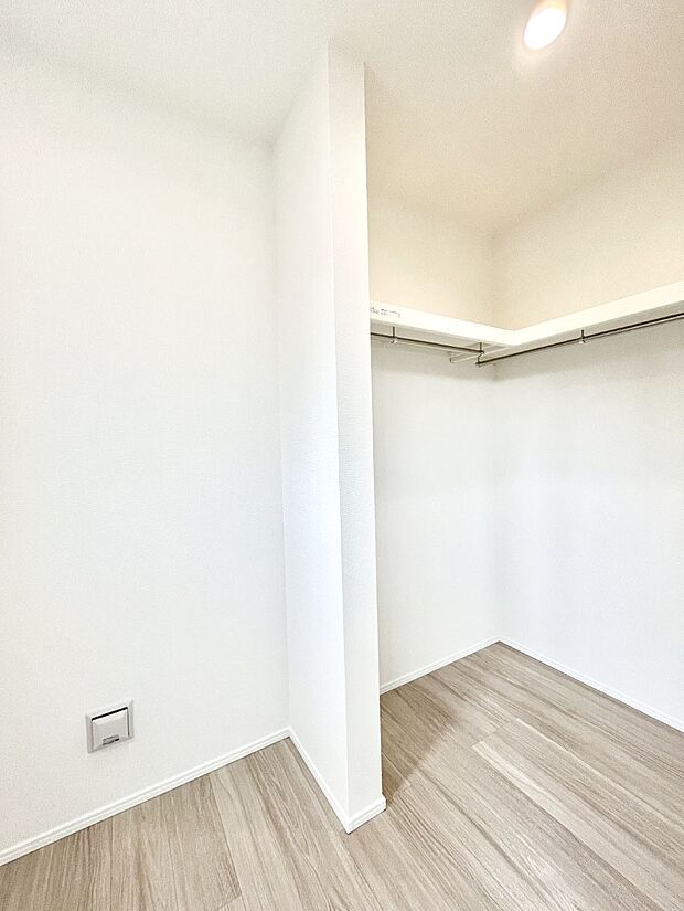 ◆C号棟◆~Walk-in Closet~ たくさんの洋服をかけてもシワになりにくいウォークインクローゼット。洋服以外にも、普段使わない家電やスーツケース、ストック品など何でも片付く嬉しい空間です。
