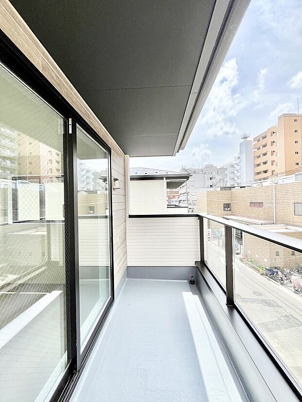 暖かな陽光が降り注ぐバルコニーはお洗濯におすすめ。爽やかな風も心地よいです。