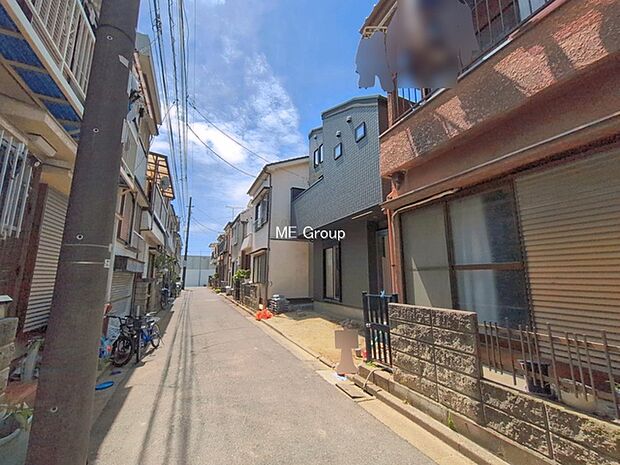 ~Exterior~ 前面道路:東 4m 私道 前面道路は閑静な住宅地をはしる車通りの少ない道路。駐車の出し入れもらくらくです!ご不明点・現地見学のご希望は、お気軽にお問い合わせください!