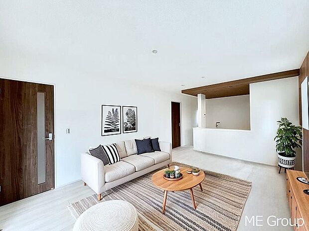 落ち着いた雰囲気のLDKは家族みんなの快適空間 ※家具はCGです