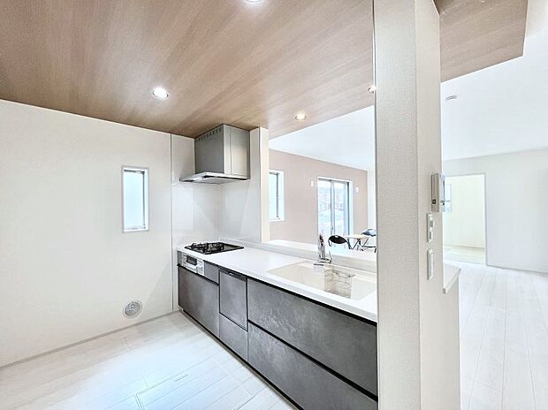 リビングで遊ぶお子様を見守りながらお料理ができる対面キッチン。