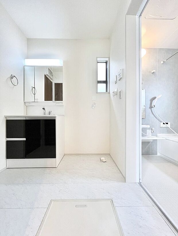 ゆとりの洗面スペースで朝の身支度もスムーズに