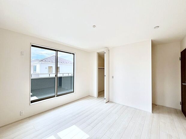 ウォークインクローゼットがあるお部屋!季節ごとの入れ替えも不要で便利です。