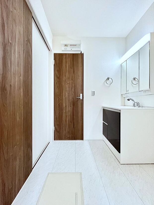 清潔感のある快適空間です。毎日の身支度も気持ち良くお使い頂けます。