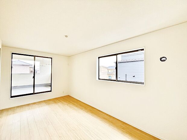 ◆1号棟◆~Bed Room~ 2面採光を確保した明るい室内は、風通しも良く、大変居心地の良い空間となっております。爽やかな風を感じて起きる朝は、快適生活の始まりに!日当たりがとても良い住まい♪