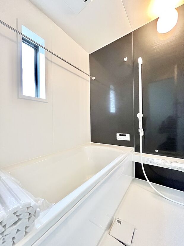 ◆1号棟◆~Bath Room~ 足を伸ばして入浴することが可能!一日の疲れを癒す貴重なバスタイムです。お子様とご一緒でも十分な広さなので、リビングとは違った家族団欒のひと時をお楽しみいただけます。
