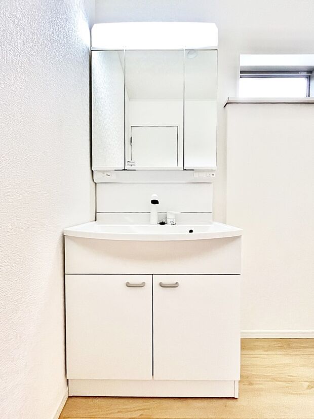 ◆1号棟◆~Dressing Room~ 暗くなりがちな洗面所も窓があると採光と換気が可能なので気持ちよくお使い頂けます。三面鏡タイプの洗面台は鏡裏収納で散らかりがちな洗面所もスッキリ♪