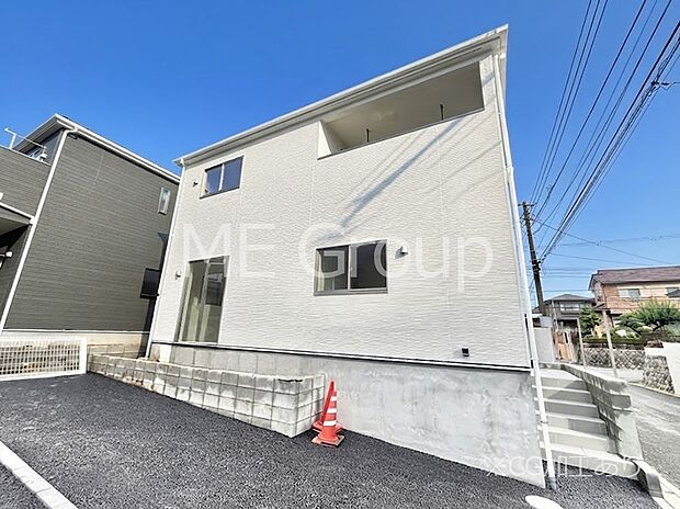 ◆1号棟◆~Exterior~ 堂々たる趣ながら、主張し過ぎずどこか余裕を感じさせるシャープなフォルムで佇む邸宅は、晴天の空と照らし合わせる事で、本来あるべき完成形の姿を見せてくれます。