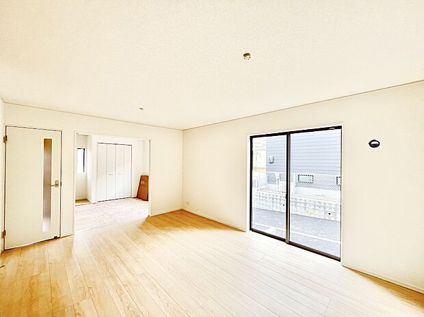 ◆1号棟◆~Living~ 豊かな陽光がこの場所を照らしだす。光溢れるこの空間はみんなの笑顔が集う場所、時を忘れ、つきることのないたわいもない会話を楽しむ時間、たくさんの思いが綴られる場所。