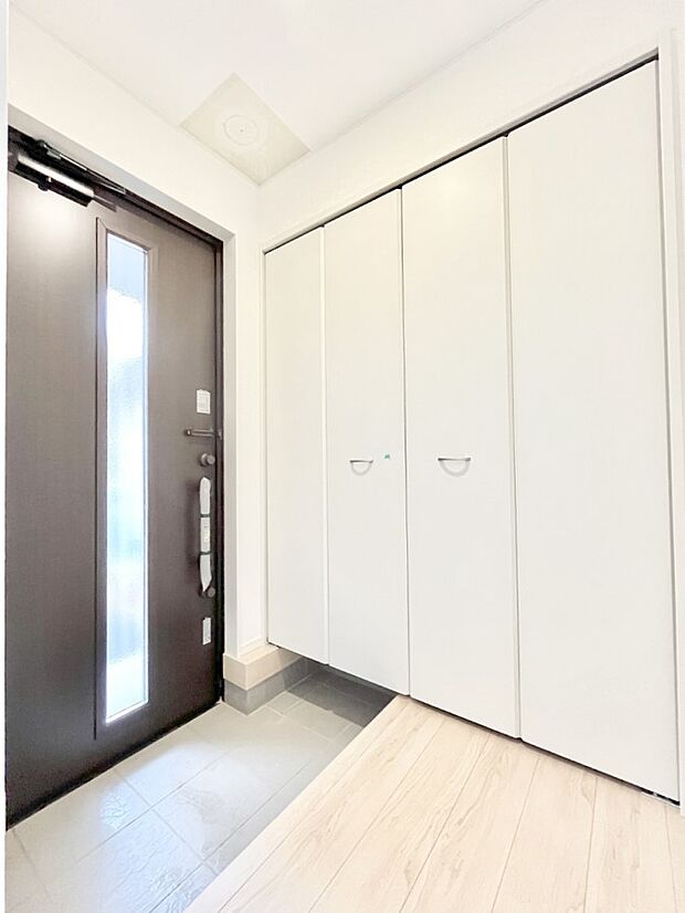 ◆2号棟◆~Entrance~ 家の中でお客様を迎える最初の場所である玄関は、家の印象そのものです!豊富な玄関収納で、常に綺麗に保つことが出来ます♪玄関にはたっぷり収納の下駄箱を完備!