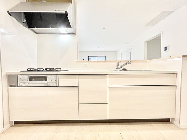 ◆2号棟◆~Kitchen~ 広くて使いやすいキッチンなら家族でいっしょに料理をつくったり、後片付けも手間なくできちゃいます♪収納もたっぷりあるので、いつもすっきりと清潔な印象を保てます。