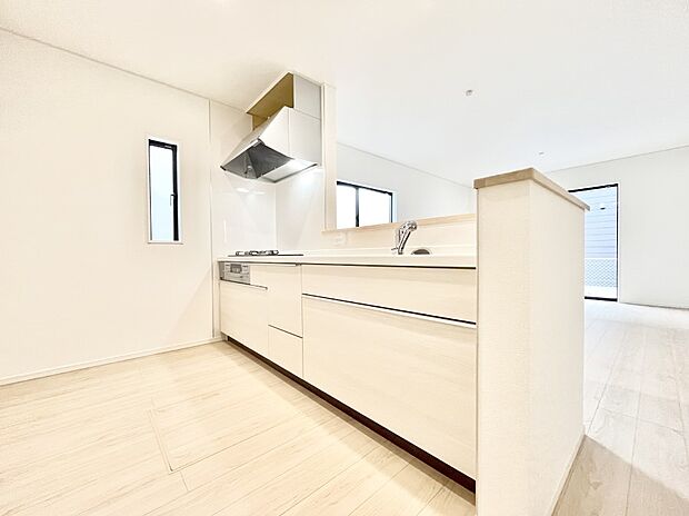 ◆2号棟◆~Kitchen~ 自然光が入る窓のあるキッチン☆毎日使う場所だからこそ、使い勝手を考慮しました。ゆったりとしたキッチンコーナーは質感豊かな仕上がりとなっております。