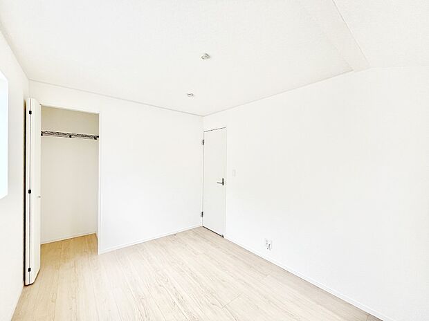 ◆2号棟◆~Bed Room~ 全居室には収納クローゼットを完備!普段使いのお洋服や小物はもちろん、季節物のお洋服などもしっかりと整理整頓おしまい頂けます。 居室空間を広く使用できますね。