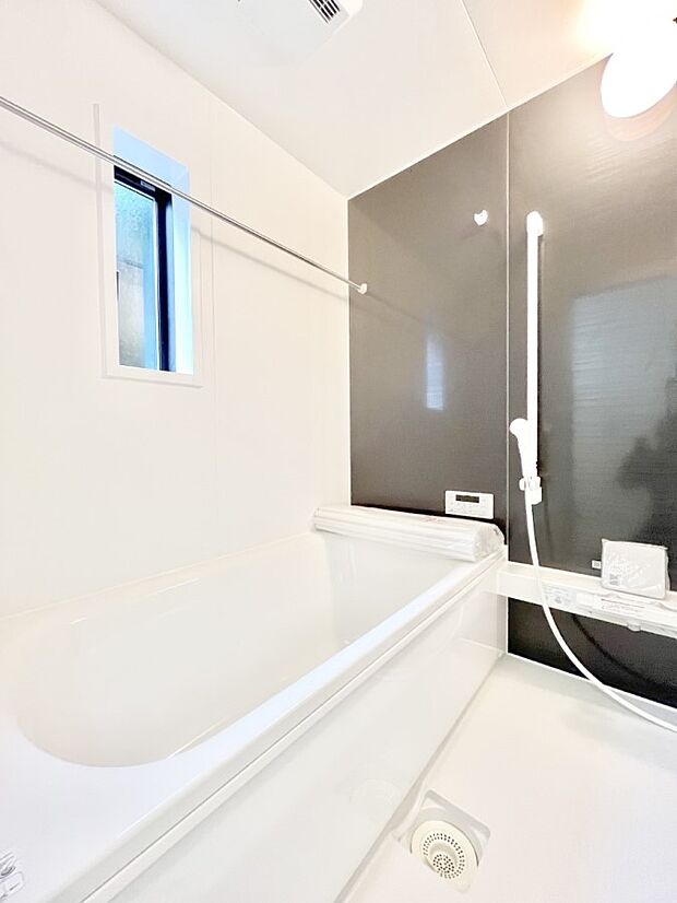 ◆2号棟◆～Bath Room～　足を伸ばして入浴することが可能！一日の疲れを癒す貴重なバスタイムです。お子様とご一緒でも十分な広さなので、リビングとは違った家族団欒のひと時をお楽しみいただけます。