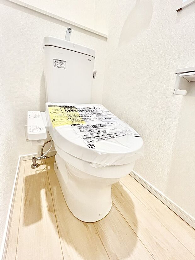 ◆2号棟◆～Toilet～　綺麗・スッキリ・快適なウォシュレット付トイレでくつろげる空間です。採光もあり明るく、快適空間となっております♪毎日使う場所だからこその配慮です！