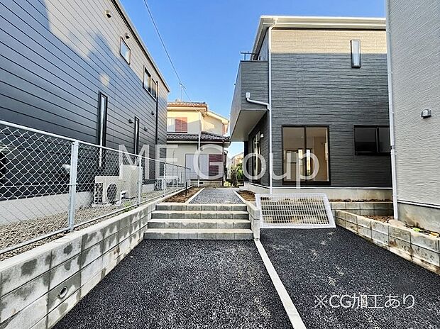 ◆2号棟◆～Exterior～  閑静な住宅地で子育て家族にピッタリ。  毎日のお散歩も快適な緑に恵まれたエリアで、自然に包まれた穏やかな暮らしを実現するための、ゆとりある住環境が整っています。