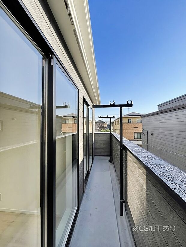 ◆2号棟◆～Balcony～　大きな空に囲まれた気持ちのいい家。バルコニーを覗くだけで圧倒的な開放感に包まれます。バルコニーは陽がさしこみお布団や洗濯物を気持ちよく干すことができます。