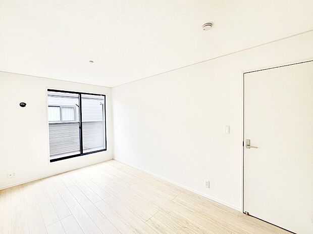 ◆2号棟◆~Bed Room~ マンションと違い部屋数が多いのが戸建てのメリットです。ご家族が増えたことで手狭に感じていた住まいも戸建てでは各居室プライバシーを保つことができます。