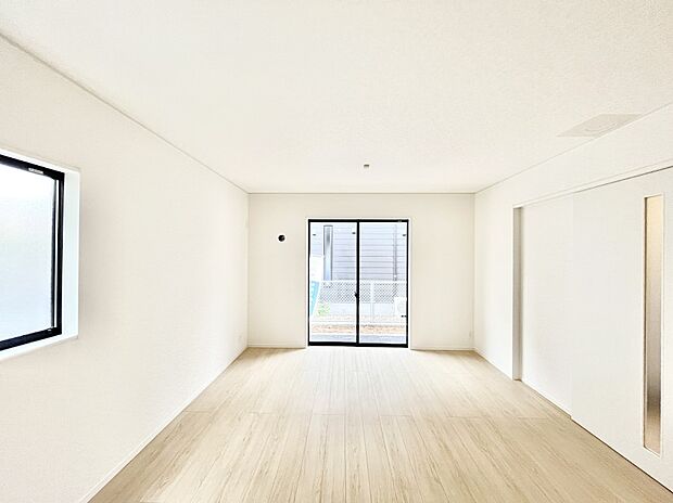 ◆2号棟◆～Living～　豊かな陽光がこの場所を照らしだす。光溢れるこの空間はみんなの笑顔が集う場所、時を忘れ、つきることのないたわいもない会話を楽しむ時間、たくさんの思いが綴られる場所。