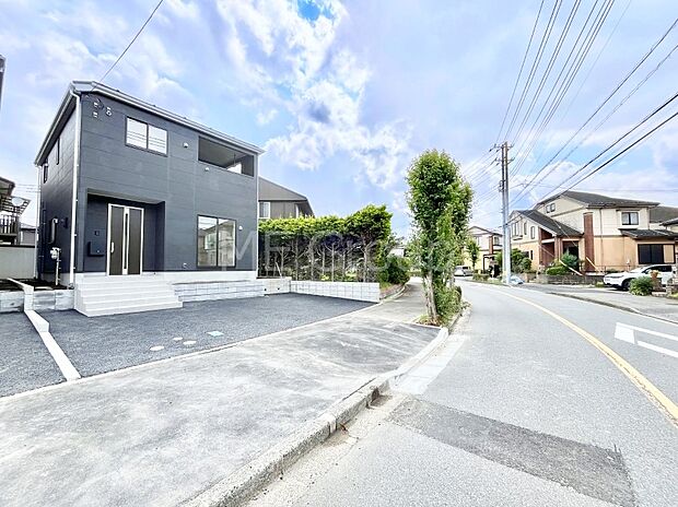 ～Exterior～　前面道路は閑静な住宅地をはしる車通りの少ない道路。駐車の出し入れもらくらくです！ご不明点・現地見学のご希望は、お気軽にお問い合わせください！