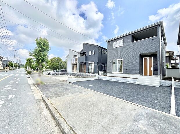 ～Exterior～　前面道路は閑静な住宅地をはしる車通りの少ない道路。駐車の出し入れもらくらくです！ご不明点・現地見学のご希望は、お気軽にお問い合わせください！