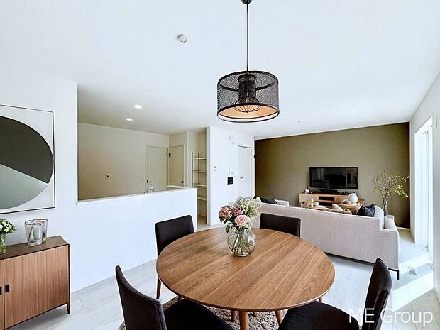 落ち着いた雰囲気のLDKは家族みんなの快適空間 ※家具はCGです