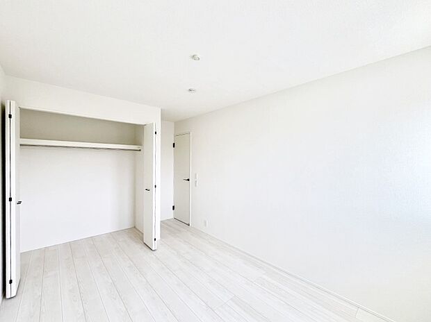 ~Bed Room~ 部屋数が多いのが戸建てのメリットです。ご家族が増えたことで手狭に感じていた住まいも戸建てでは各居室プライバシーを保つことができます。住まいにゆとりが生まれ心もリラックスできます♪