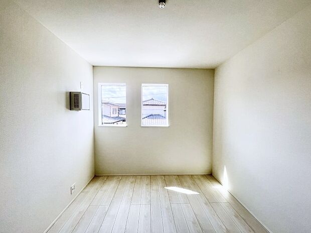 ~Bed Room~ 子供部屋はお子様にとって大変重な役割があります。子供一人で過ごす空間を与えることで、宿題や勉強時間も自然と増えまた自ら部屋の片付けや掃除なども促すことに繋がります。