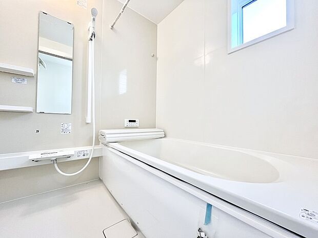 ~Bath Room~ ゆったりと足を伸ばして入浴することが可能!一日の疲れを癒す貴重なバスタイムです。お子様とご一緒でも十分な広さなので、リビングとは違った家族団欒のひと時をお楽しみいただけます。