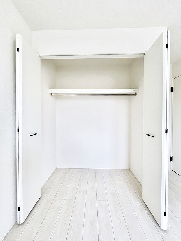 ~Closet~ 壁面クローゼットがあればタンスを置く必要がなく、出っ張りのないスッキリ空間を維持できます。限られたスペースを有効に活用できそう。季節の衣類や趣味の品などたっぷり収納出来ますね♪