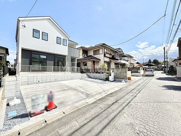 ~Exterior~ 前面道路は閑静な住宅地をはしる車通りの少ない道路。駐車の出し入れもらくらくです!ご不明点・現地見学のご希望は、お気軽にお問い合わせください!