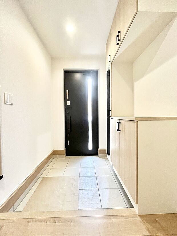 明るい玄関はお客様をお出迎えするのにぴったりです!