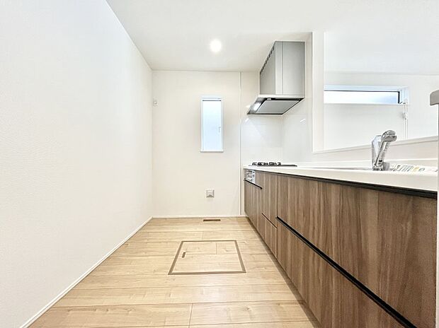 ~Kitchen~ 自然光が入る窓のあるキッチン☆毎日使う場所だからこそ、使い勝手を考慮しました。ゆったりとしたキッチンコーナーは質感豊かな仕上がりとなっております。
